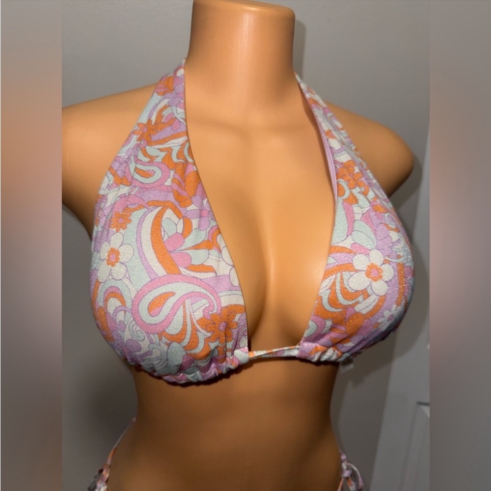 SOLD-Hollister bikini 2 piece size top XL, bottom M in excellent condition - Picture 3 of 9